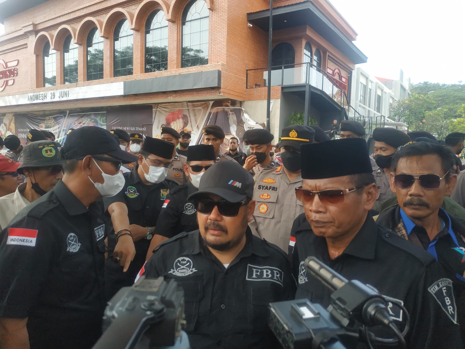 FBR Jakarta Barat Lakukan Unjuk Rasa Di Depan Cafe Holywings Citra 6 Kalideres