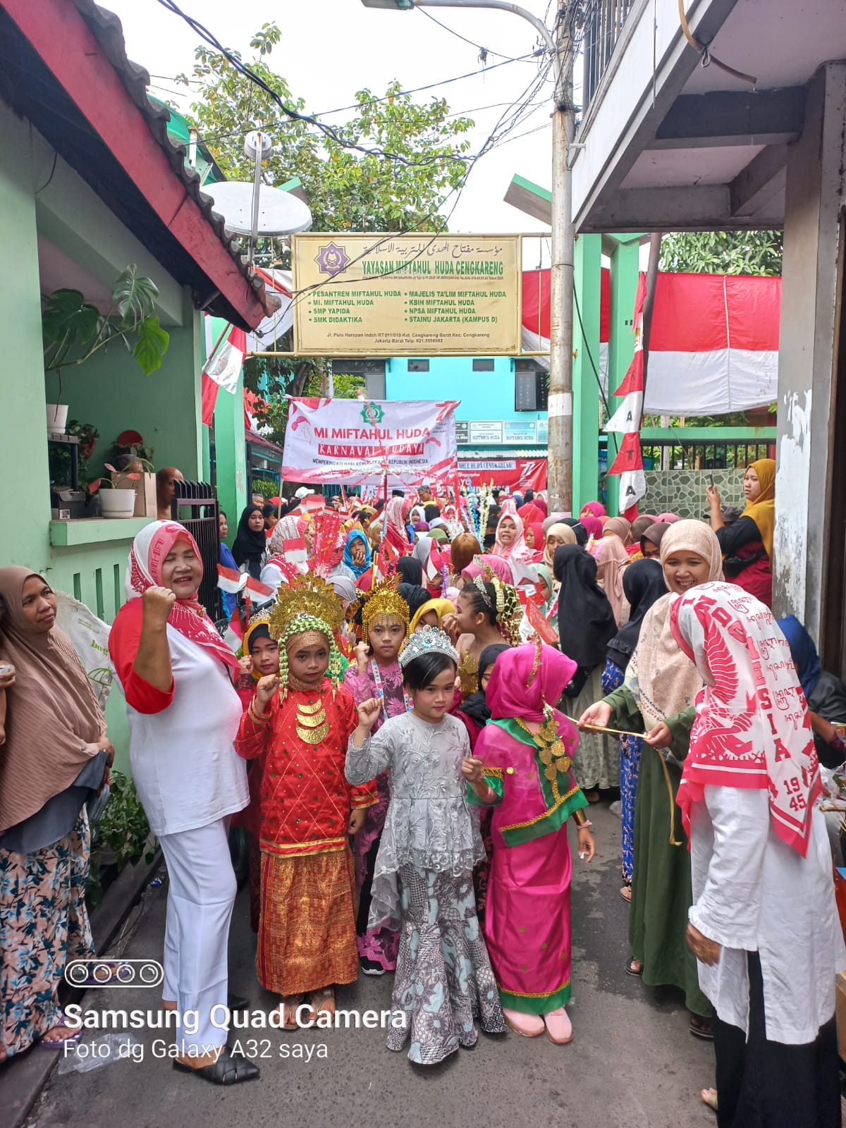 YAYASAN MIFTAHUL HUDA CENGKARENG MEMERIAHKAN KEMERDEKAAN HUT 77 TAHUN DENGAN FESTIVAL PAKAIAN ADAT