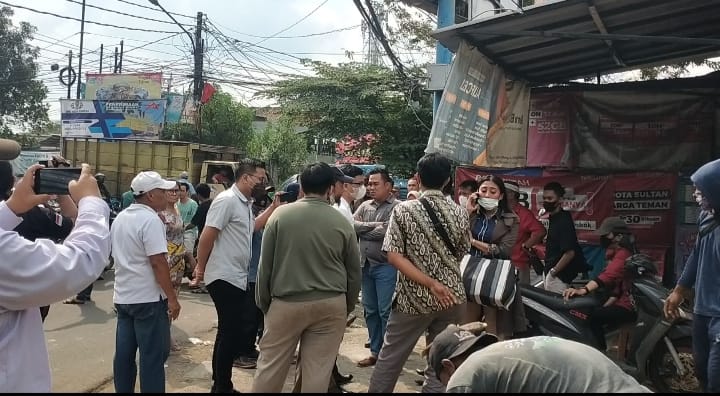 GALIAN SALURAN DI JL. GELORA 2 PONDOK KACANG TIMUR DI DUGA TIDAK BERIJIN DI KHAWATIRKAN DAPAT MENIMBULKAN KECELAKAAN