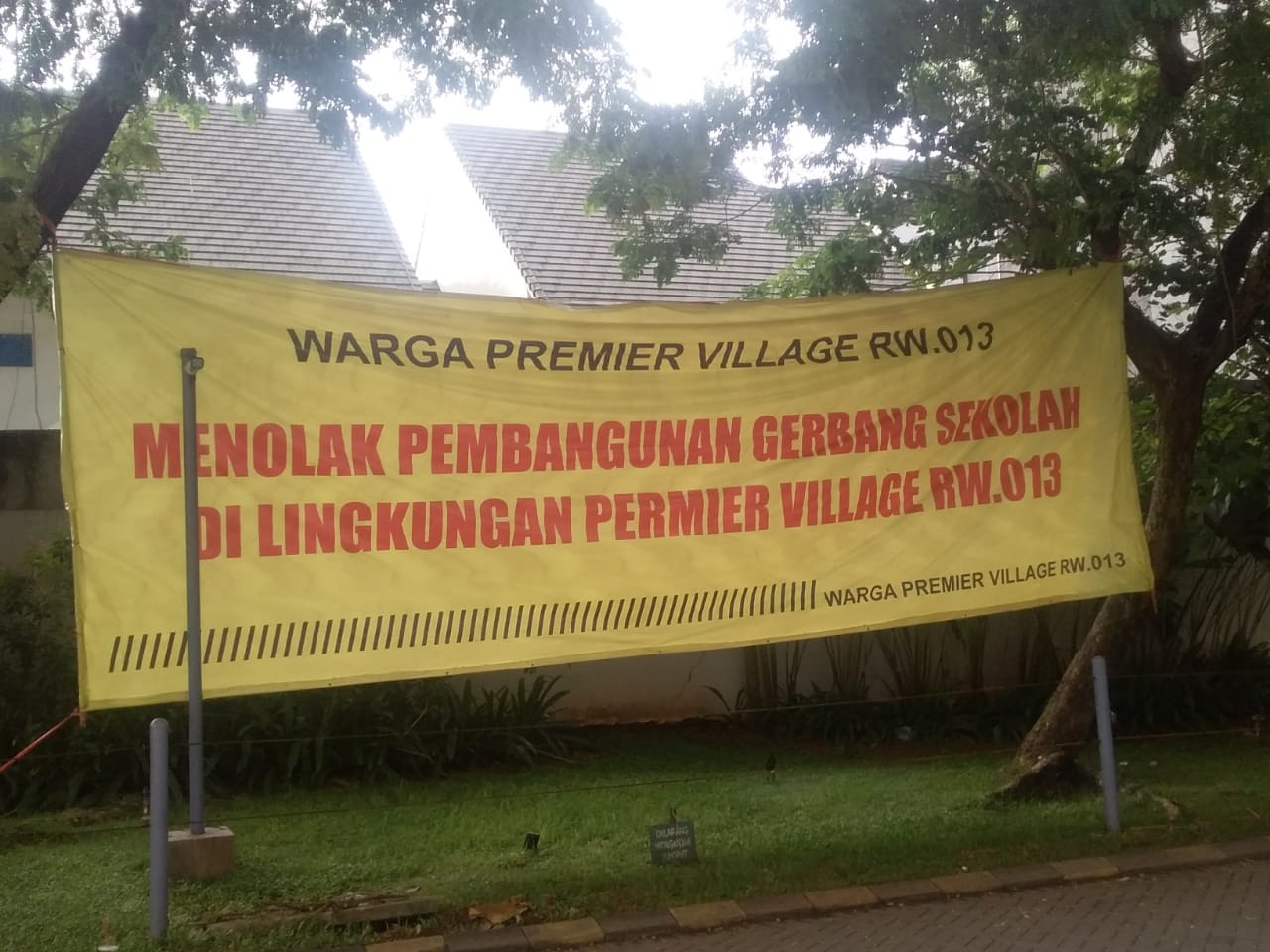 WARGA PERUMAHAN MENOLAK PEMBANGUNAN GERBANG SEKOLAH DI LINGKUNGAN PERUMAHAN PREMIER VILLAGE RW 13