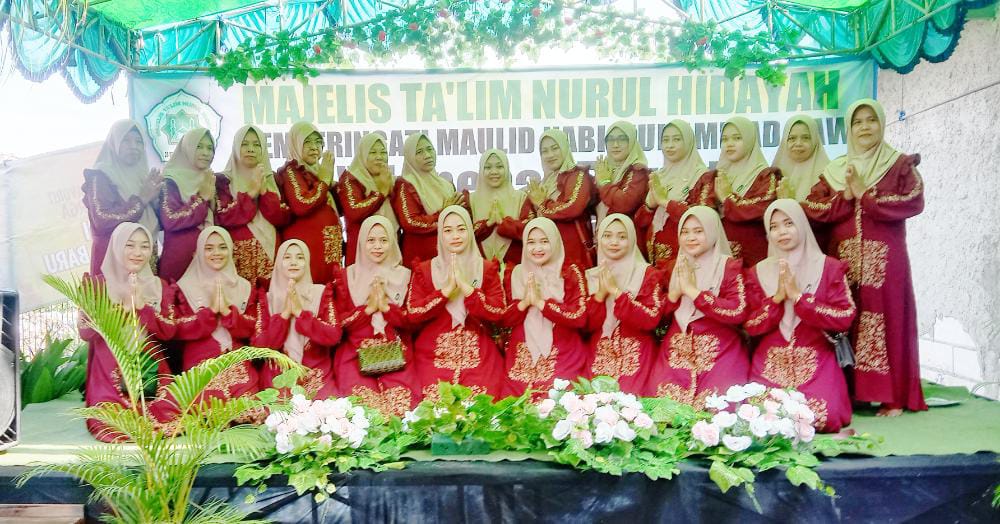 Majelis Ta’lim Nurulhidayah dan Ibu Kepala Desa Santuni Janda tua