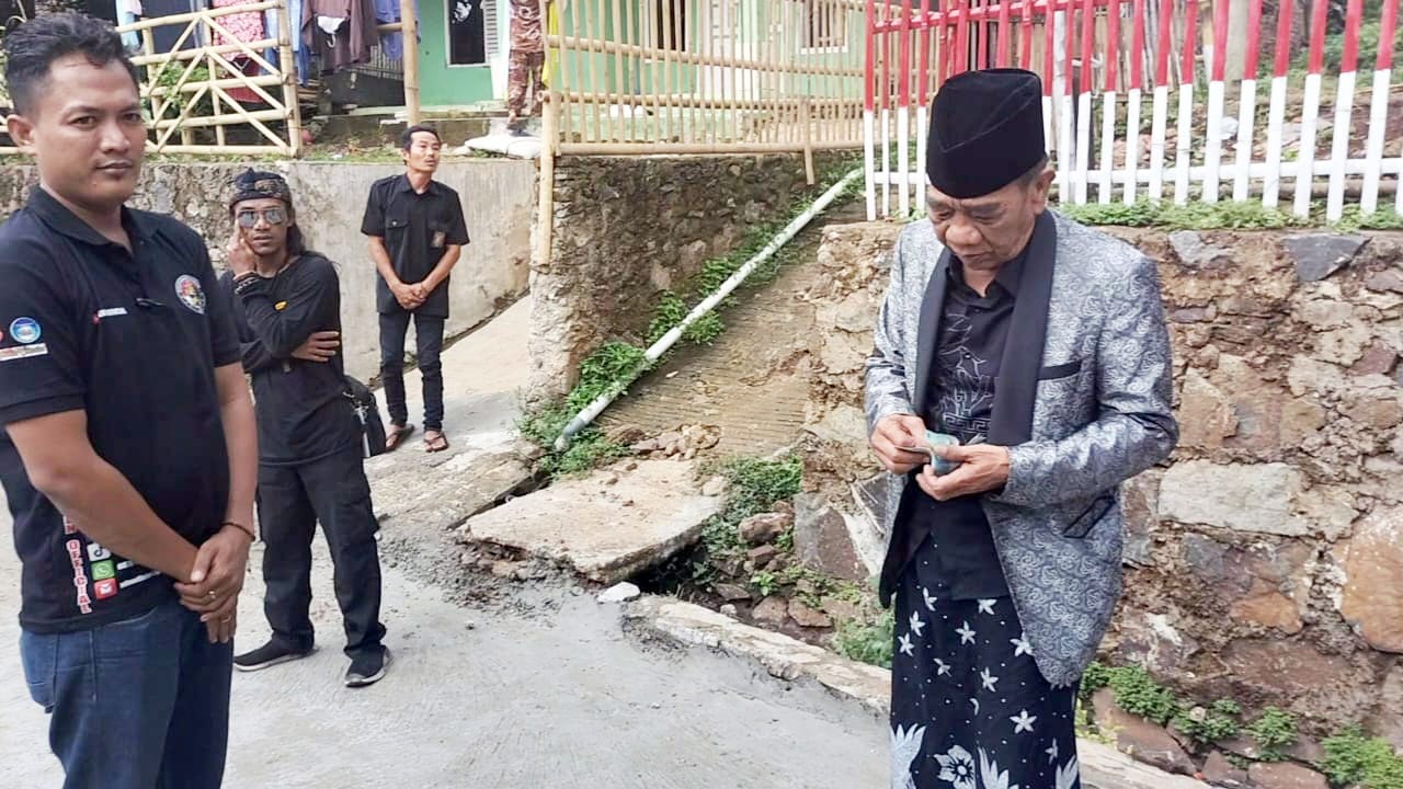 Warga Pagadungan Apresiasi Pembangunan Jalan Pakai Dana Pribadi Oleh Sosok Abah Sangadiah