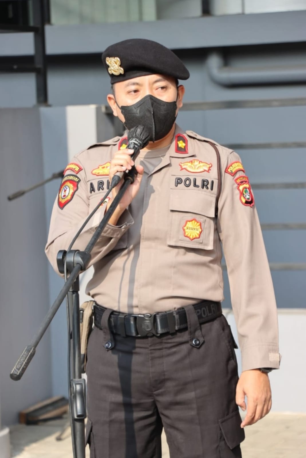 TIM PATROLI POLRES METRO JAKARTA BARAT MENGAMANKAN 9 ORANG REMAJA DI DUGA TAURAN