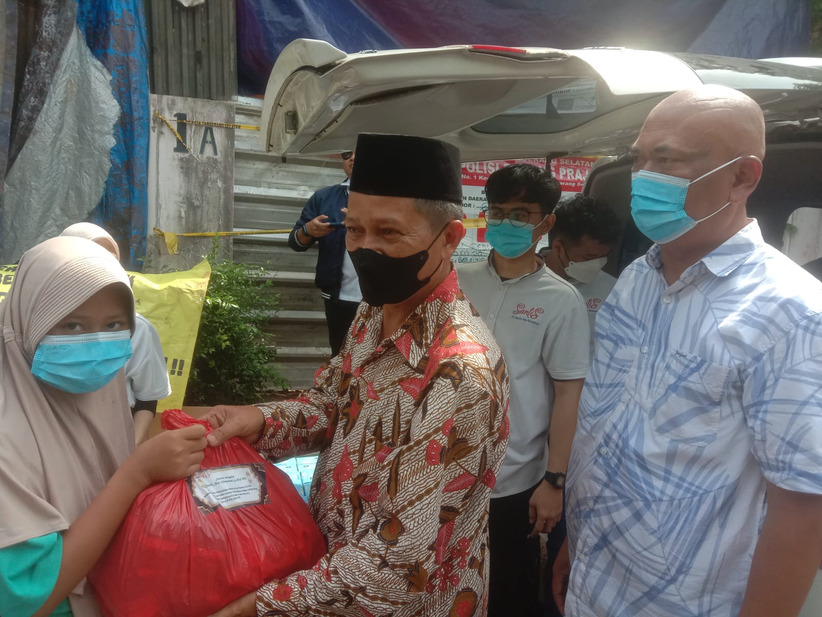 PT. SANTIS JAYA NUSANTARA PEDULI & BERBAGI SALURKAN 500 PAKET SEMBAKO KEPADA WARGA KELURAHAN PONDOK KARYA KECAMATAN PONDOK AREN