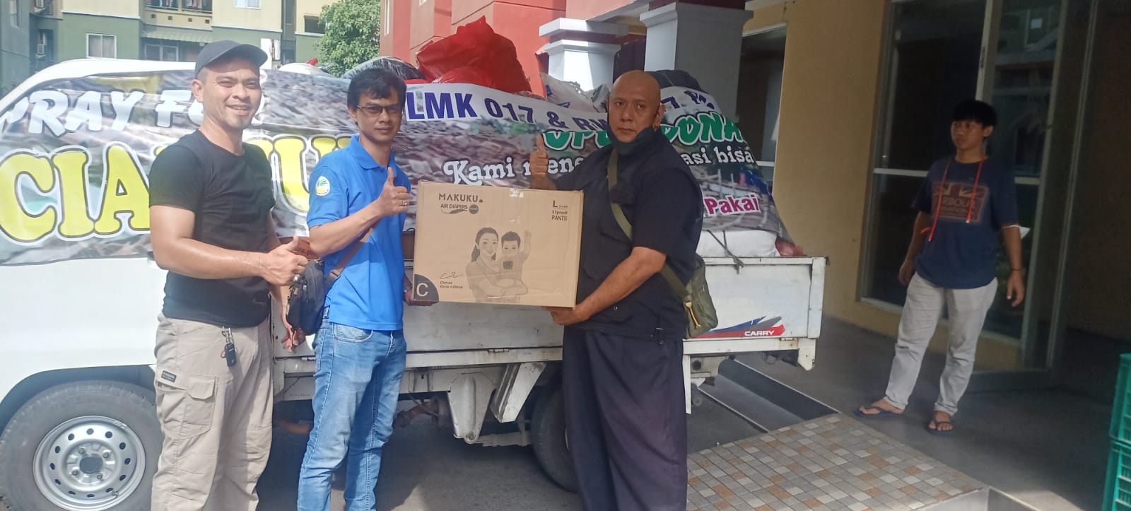 LMK RW 017 KELURAHAN PEGADUNGAN BERIKAN BANTUAN KE KORBAN GEMPA CIANJUR