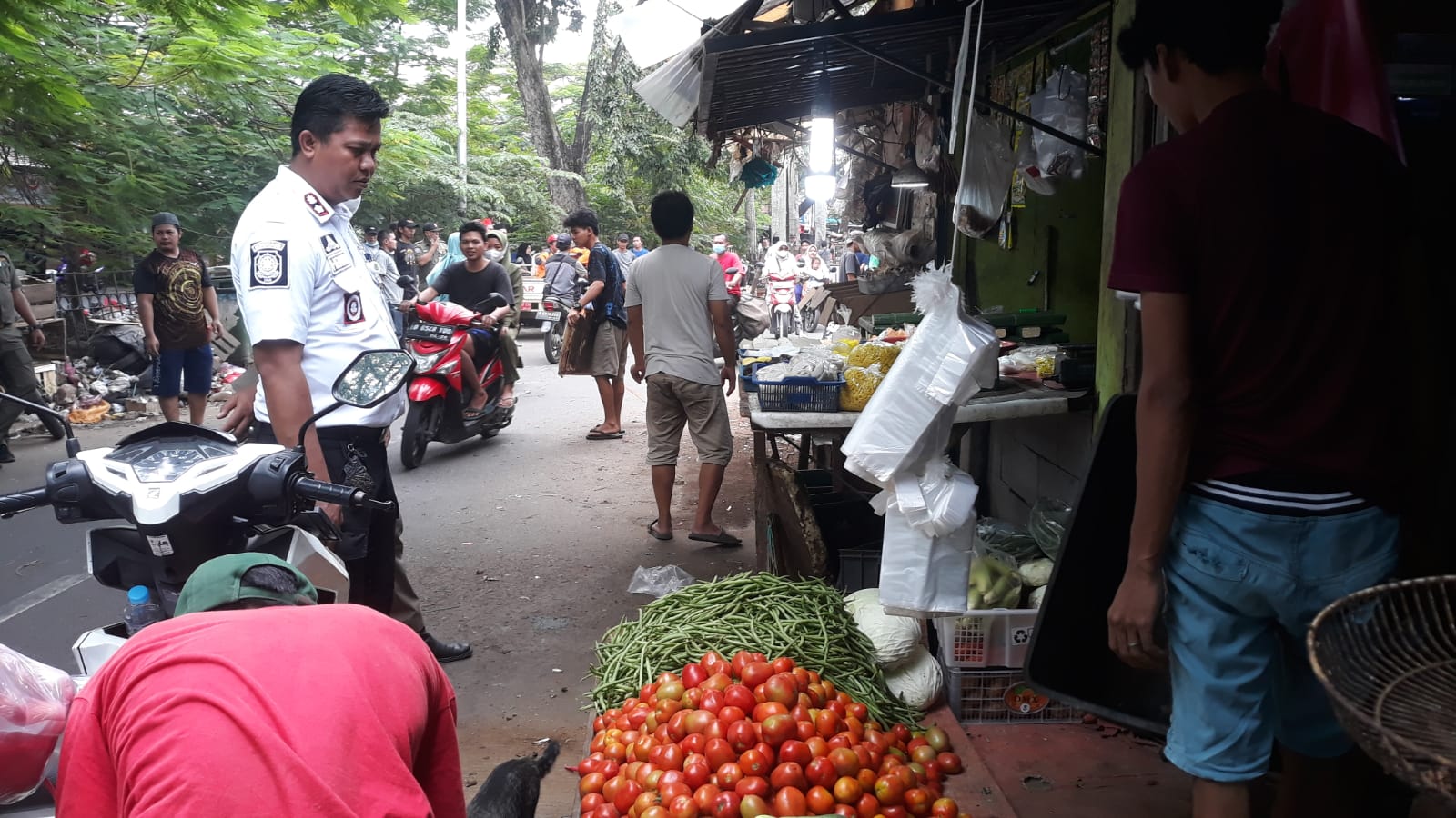 PENERTIBAN PEDAGANG YANG BERJUALAN DI KANAN KIRI BAHU JALAN DI PASAR SIPON CIPONDOH TANGERANG