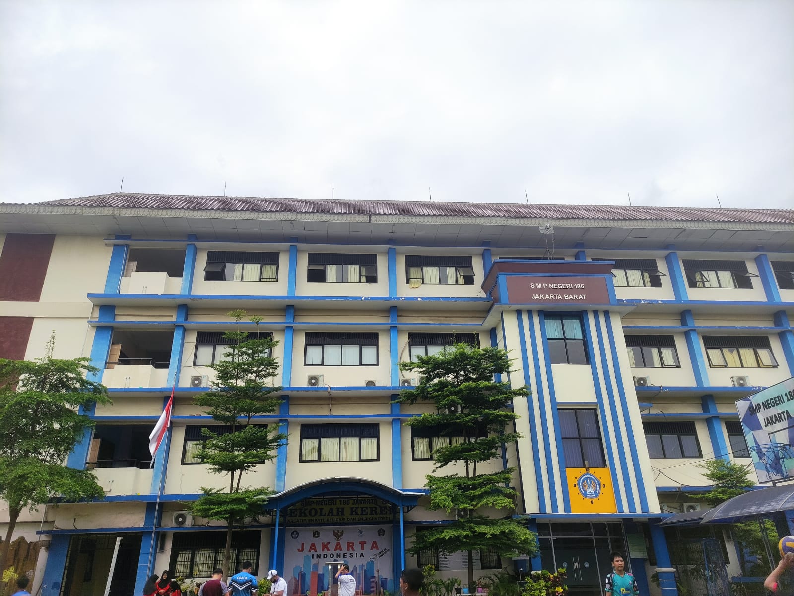 SMPN 186 SEKOLAH KEREN DENGAN BERBAGAI PRESTASI