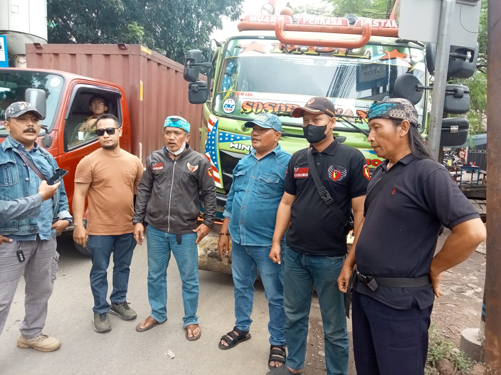 TRUK TANAH BEROPRASI DISIANG BOLONG MEMBUAT MACET JALAN