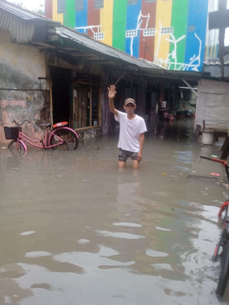 AKIBAT PENGEMBANG NAKAL DUA RT DI WILAYAH PEGADUNGAN KALIDERES KEBANJIRAN