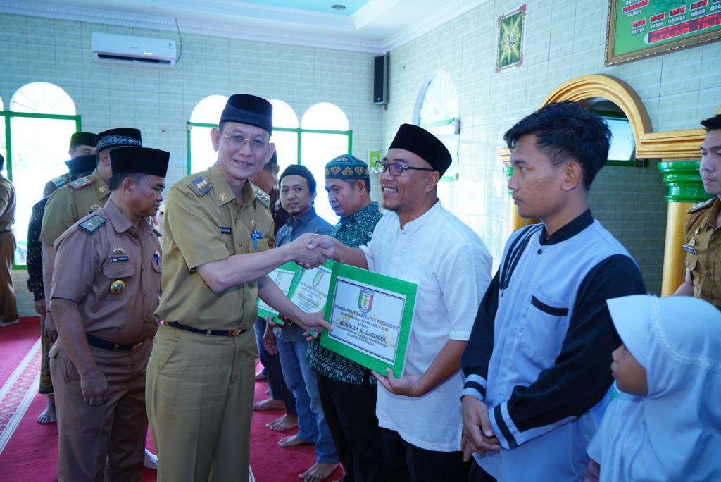 Penjabat Bupati Pringsewu Serahkan Bantuan Rumah Ibadah & Lembaga Keagamaan