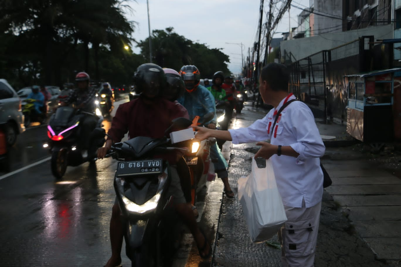 PAPPRI DPC JAKARTA BARAT BAGI-BAGI TAKJIL, DIBULAN YANG PENUH DENGAN KEBERKAHAN