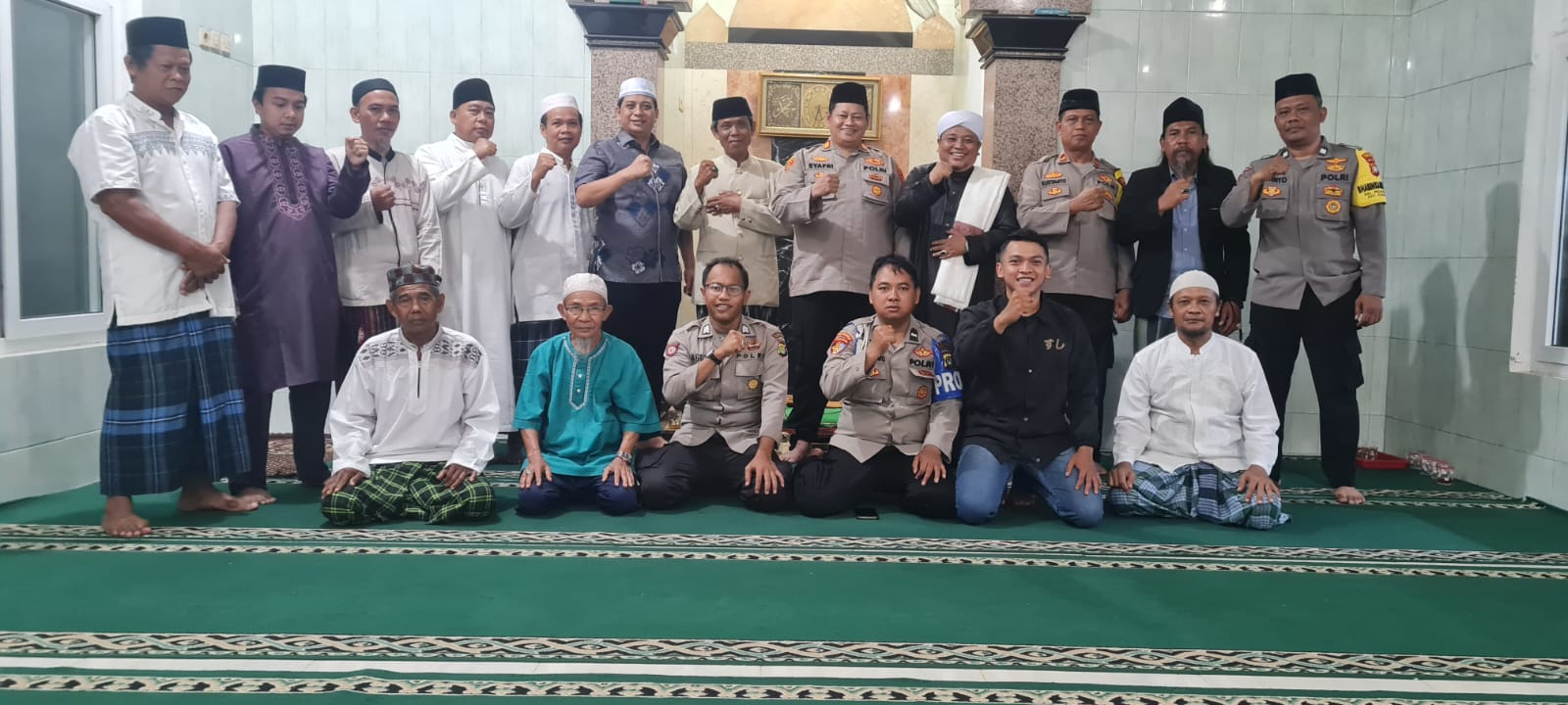 POLRES METRO JAKARTA BARAT, POLSEK KALIDERES SHOLAT SUBUH BERJAMAAH BERSAMA WARGA DI MUSHOLA AL IKLAS KEL. PEGADUNGAN KALIDERES