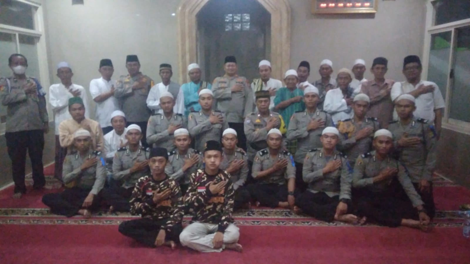 KAPOLSEK KALIDERES MELAKUKAN GIAT SHOLAT SUBUH BERJAMAAH BERSAMA WARGA MASYARAKAT 