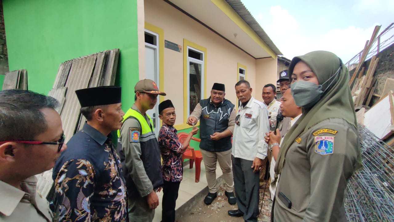 LURAH PEGADUNGAN MERESMIKAN PEMBANGUNAN BEDAH RUMAH DI RT.001 RW.002