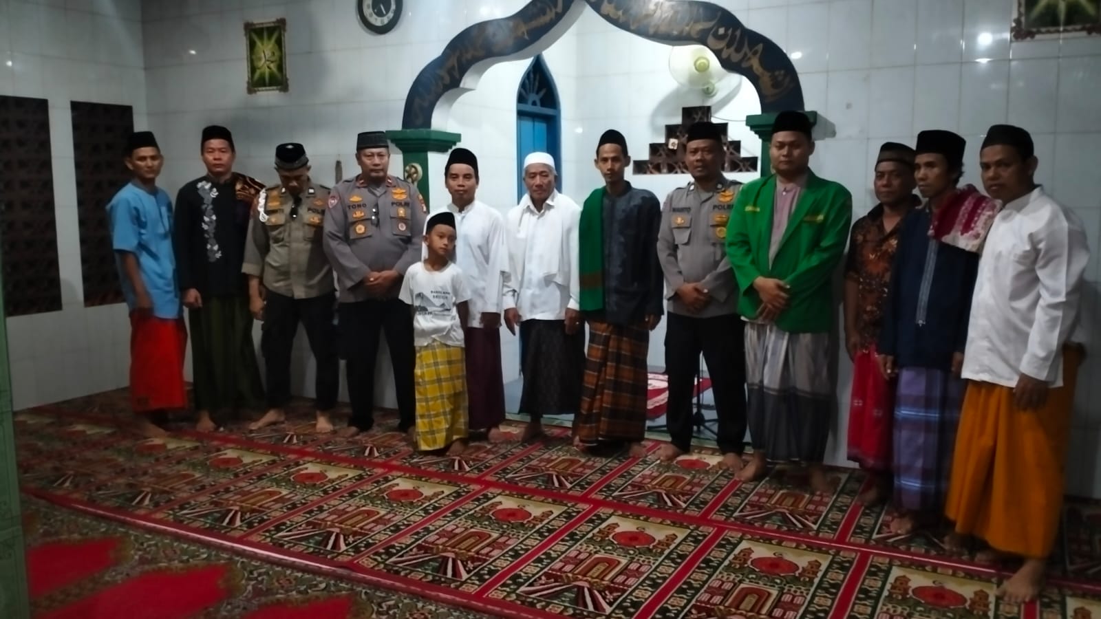 WARGA PEGADUNGAN GIAT SHOLAT SUBUH BERJAMAAH BERSAMA JAJARAN POLSEK KALIDERES