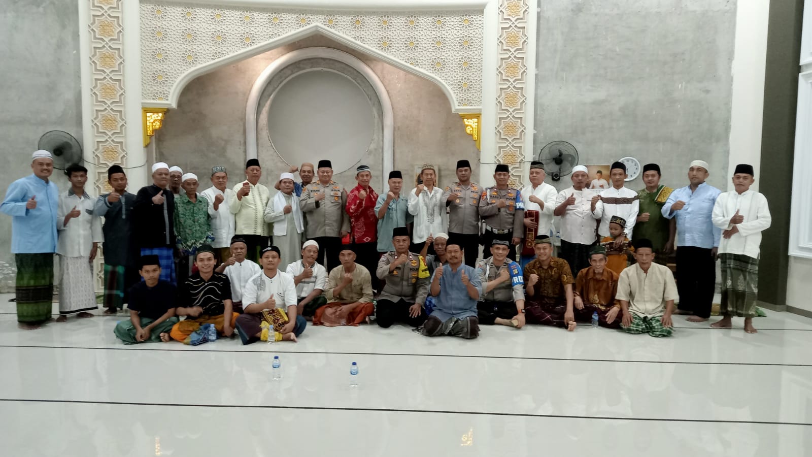 KAPOLSEK KALIDERES MELAKUKAN GIAT SHOLAT SUBUH BERJAMAAH BERSAMA WARGA MASYARAKAT BULAK TEKO