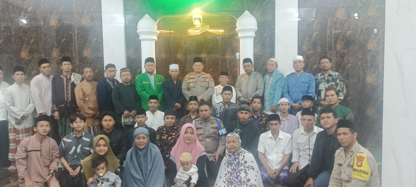 KAPOLSEK GIAT SHOLAT SUBUH BERJAMAAH JAJARAN POLSEK KALIDERES BERSAMA WARGA MASYARAKAT PREPEDAN