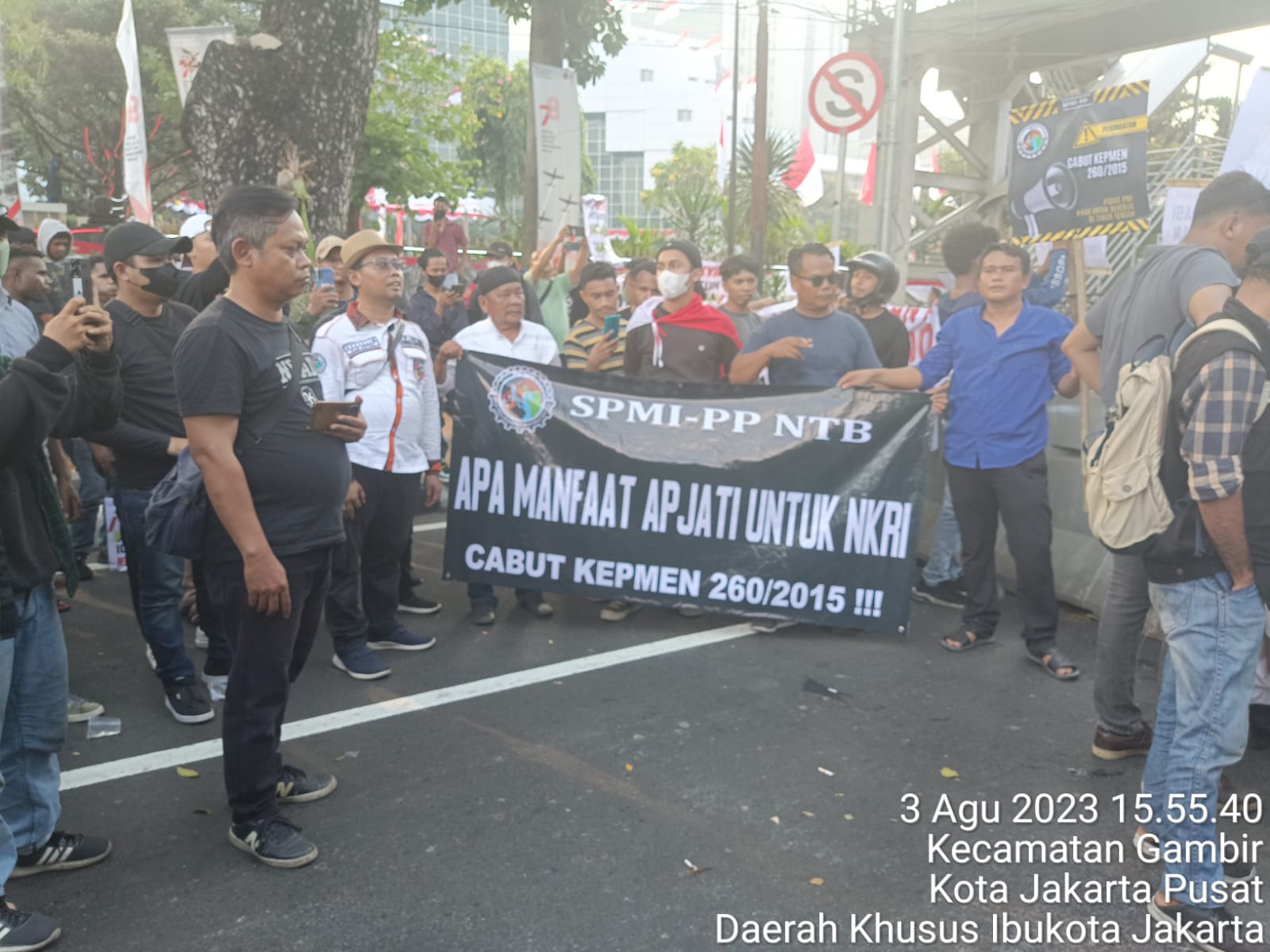 DEMO MENUNTUT MORATORIUM PENEMPATAN PMI KE TIMUR TENGAH UNTUK DICABUT