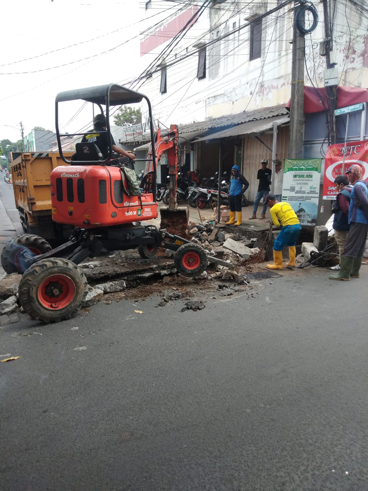 DRAINASE JALAN TANAH SERATUS PANINGGILAN UTARA DI KERJAKAN PUPR KOTA TANGERANG