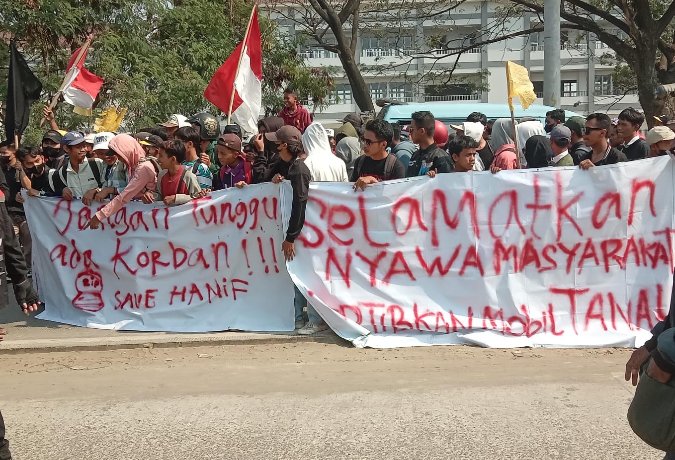 Mahasiswa dan Masyarakat Unjuk Rasa, Adanya Truk Tanah Tonase Tinggi Beroperasi Di Kosambi Merenggut Korban Jiwa