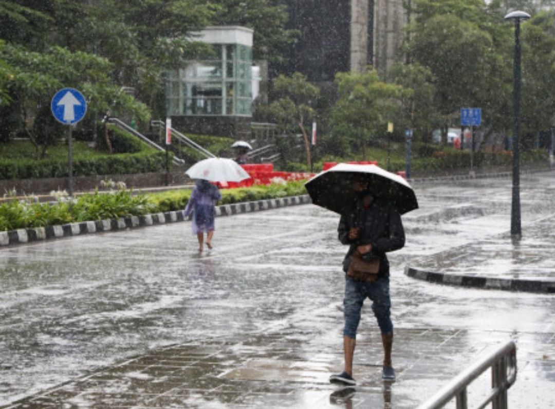 Hujan Ringan Diperkirakan Basahi Jakarta Siang Ini