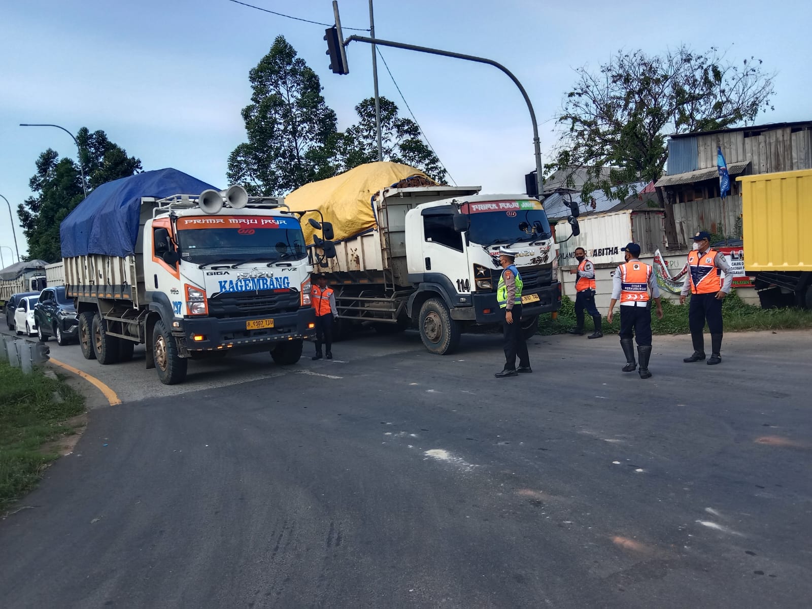 Beroperasi Diluar Jam Operasional, 33 Truk Tanah Dikandangkan di Tangerang