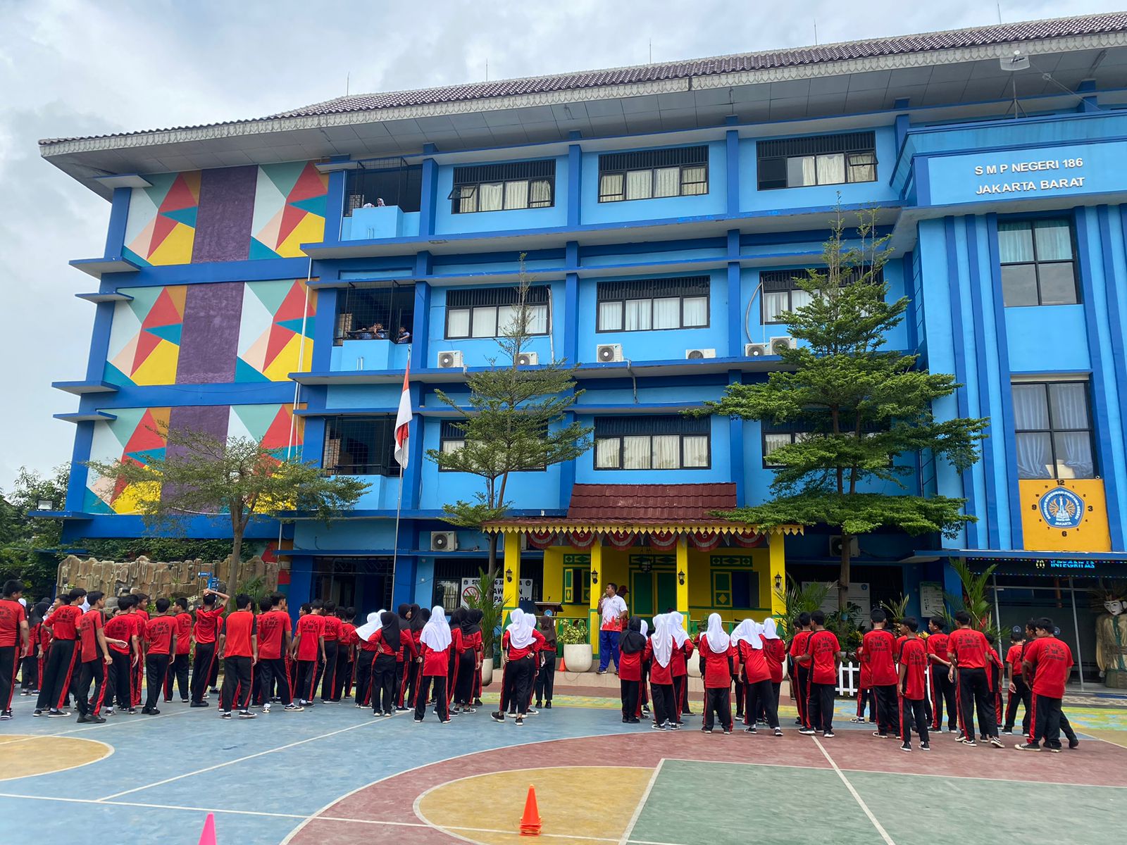 SEKOLAH SMP NEGERI 186 KEMBANGKAN MUTU PENDIDIKAN DAN SARANA PRASARANA