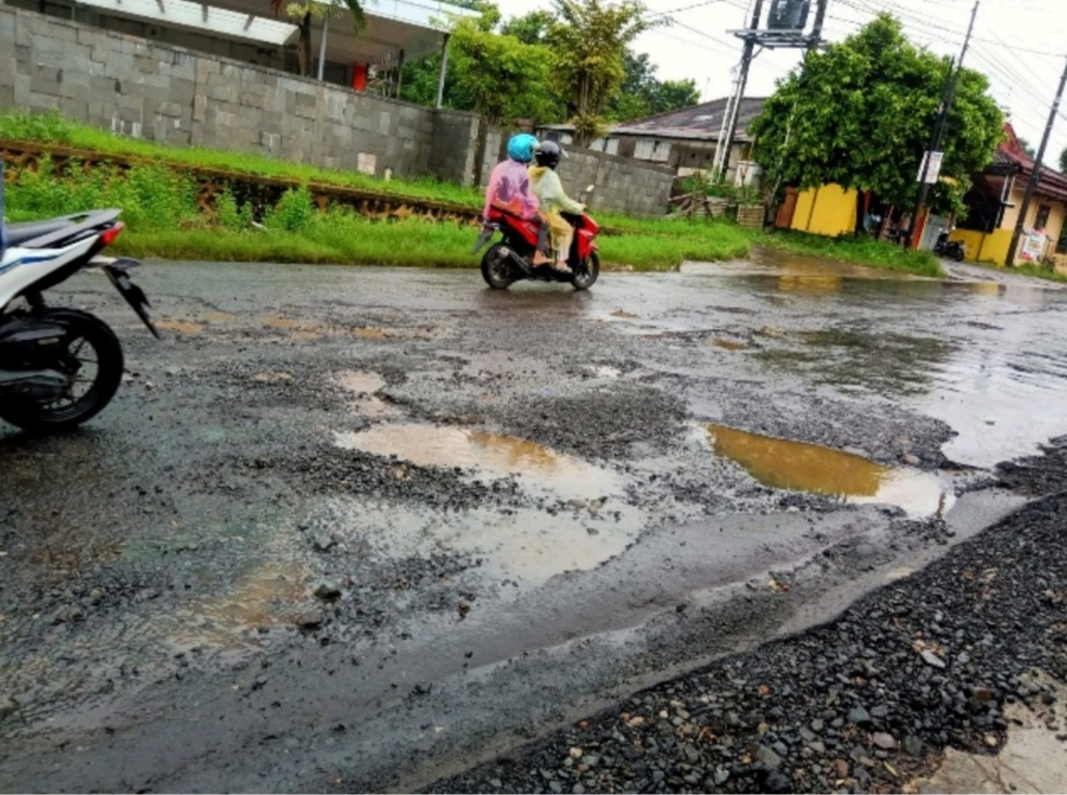 CUACA EKSTRIM, JALAN PROVINSI DI JEPARA MAKIN RUSAK DAN TIDAK LAYAK