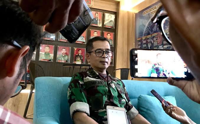 Nasib Malang Berteduh Sambil Main HP 3 TNI Tersambar Petir