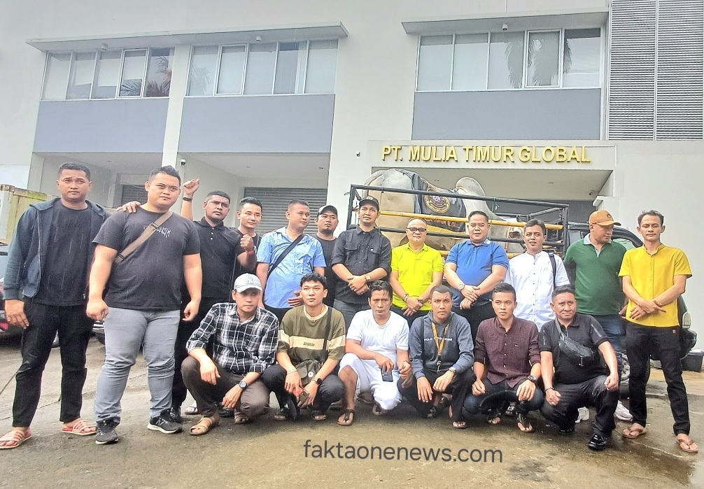 PT. MTG GOLD INDONESIA SERAHKAN HEWAN QURBAN KE PONPES AL ISTIQOMAH BITUNG