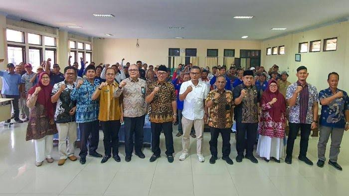 Wali Kota Cilegon Serahkan Kartu BPJS Secara Simbolis Di Kecamatan Grogol, Cilegon, Banten