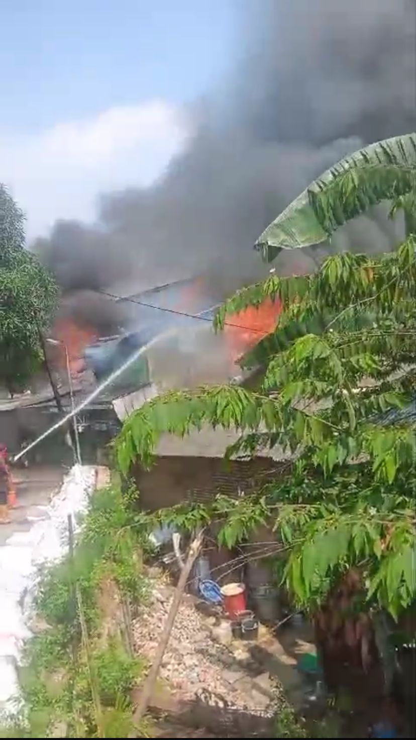 DI DUGA KONSLETING LISTRIK 4 RUMAH WARGA AMPERA HANGUS TERBAKAR