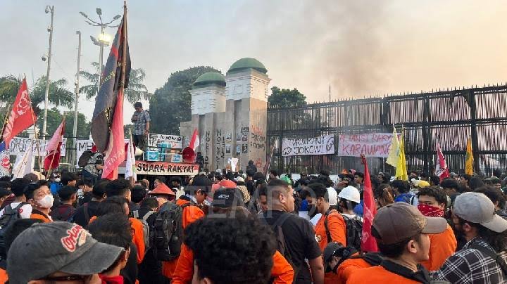 Mahasiswa Demo Lagi Di Depan Gedung DPR, 4.716 Personel Gabungan Dikerahkan