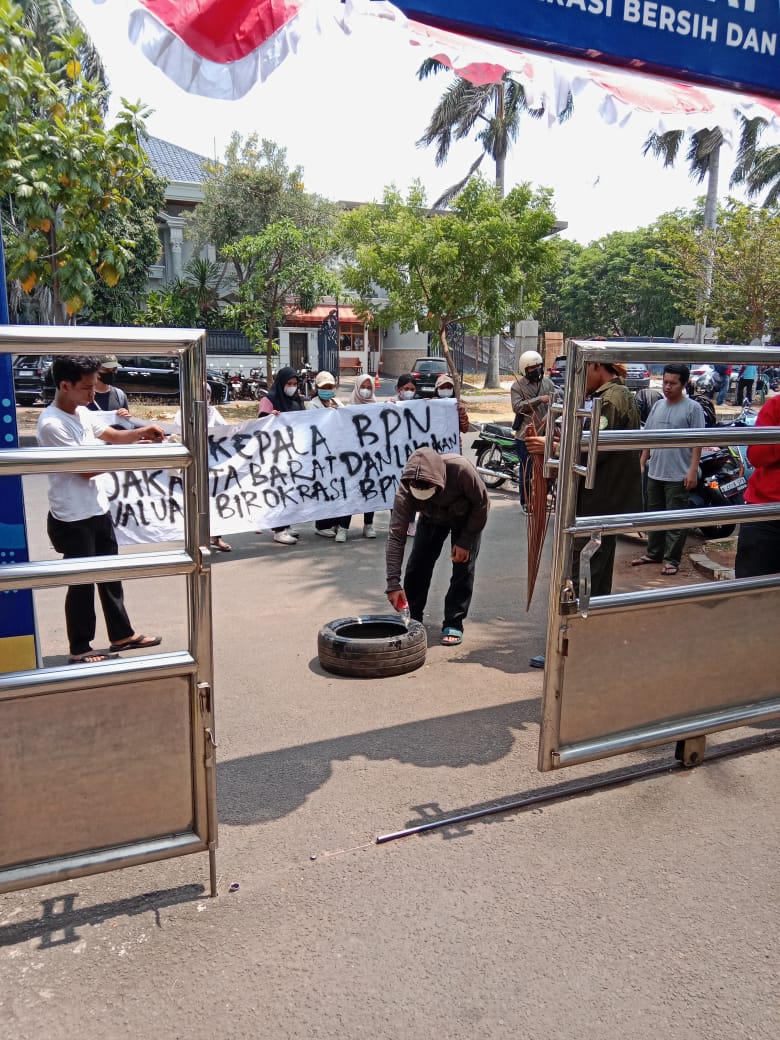 WARGA BERDEMO TUNTUT KETUA BPN JAKARTA BARAT UNTUK MUNDUR