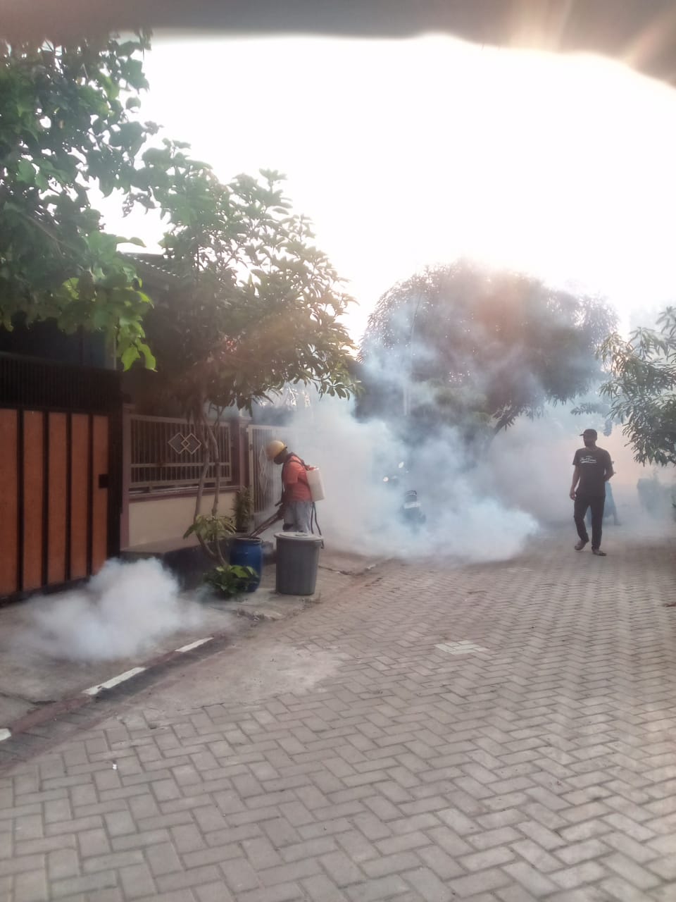 Pengurus RT. 008 Perum Mulia Residence Laksanakan Fogging, Antisipasi Penyebaran DBD