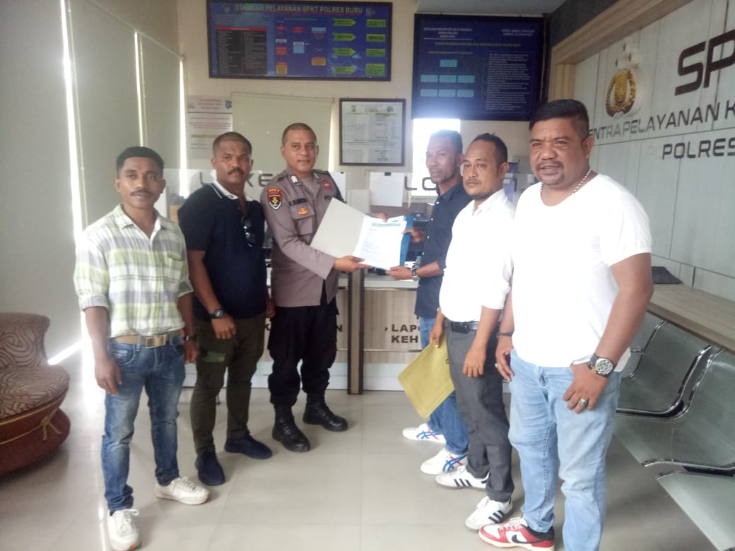 13 Buah Baliho Dirusak OTK, Kuasa Hukum Elang Community For Mandat Lapor Ke Polres Buru