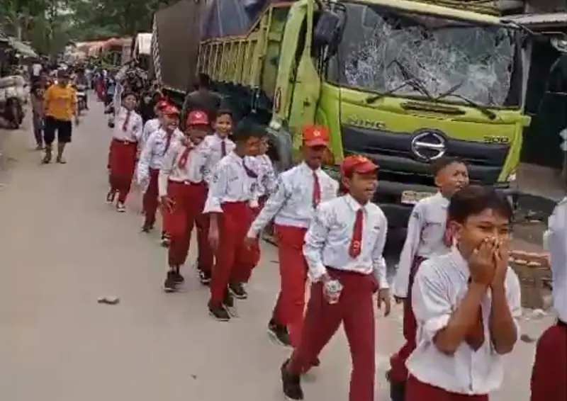 Rekannya Terlindas Truk Tanah, Puluhan Siswa SD Gelar Aksi di Jalan Raya Salembaran Kosambi