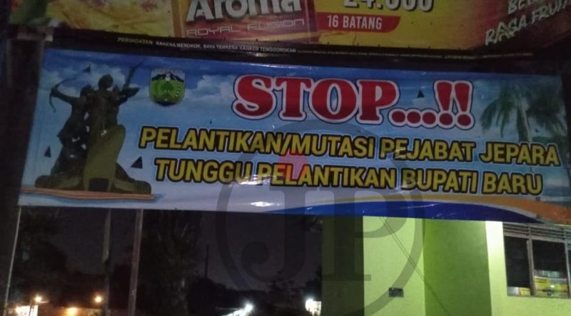 Spanduk Penolakan Pelantikan dan Mutasi Pejabat Hiasi Sudut Kota Jepara