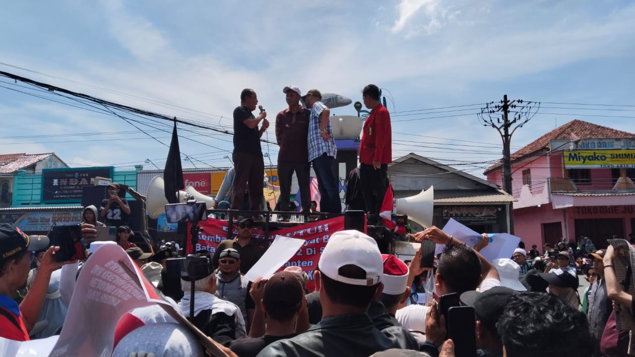 Berbagai Elemen Masyarakat dan Tokoh Nasional Demo Tolak PIK2 di Tugu Cangkir Kronjo