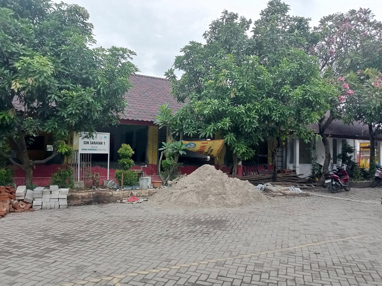 Lemah Pengawasan, Renovasi SDN Sarakan 1 Diduga Asal Jadi: Besi Bekas, Keramik Tempel, dan Buruh Tanpa APD