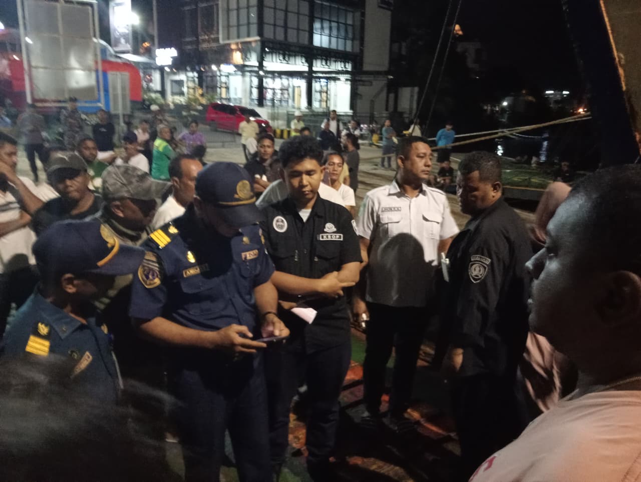 Penumpang Dan Supir Truk KM Tatihu Ribut Dengan Pihak Sabandar Di Duga Memperlambat Keberangkatan Dari Pelabuhan Galala Menuju Pelabuhan Namlea