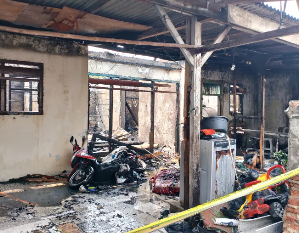 KEBAKARAN RUMAH USAHA DI TANJUNG PURA KALIDERES 6 MOBIL DAMKAR DIKERAHKAN