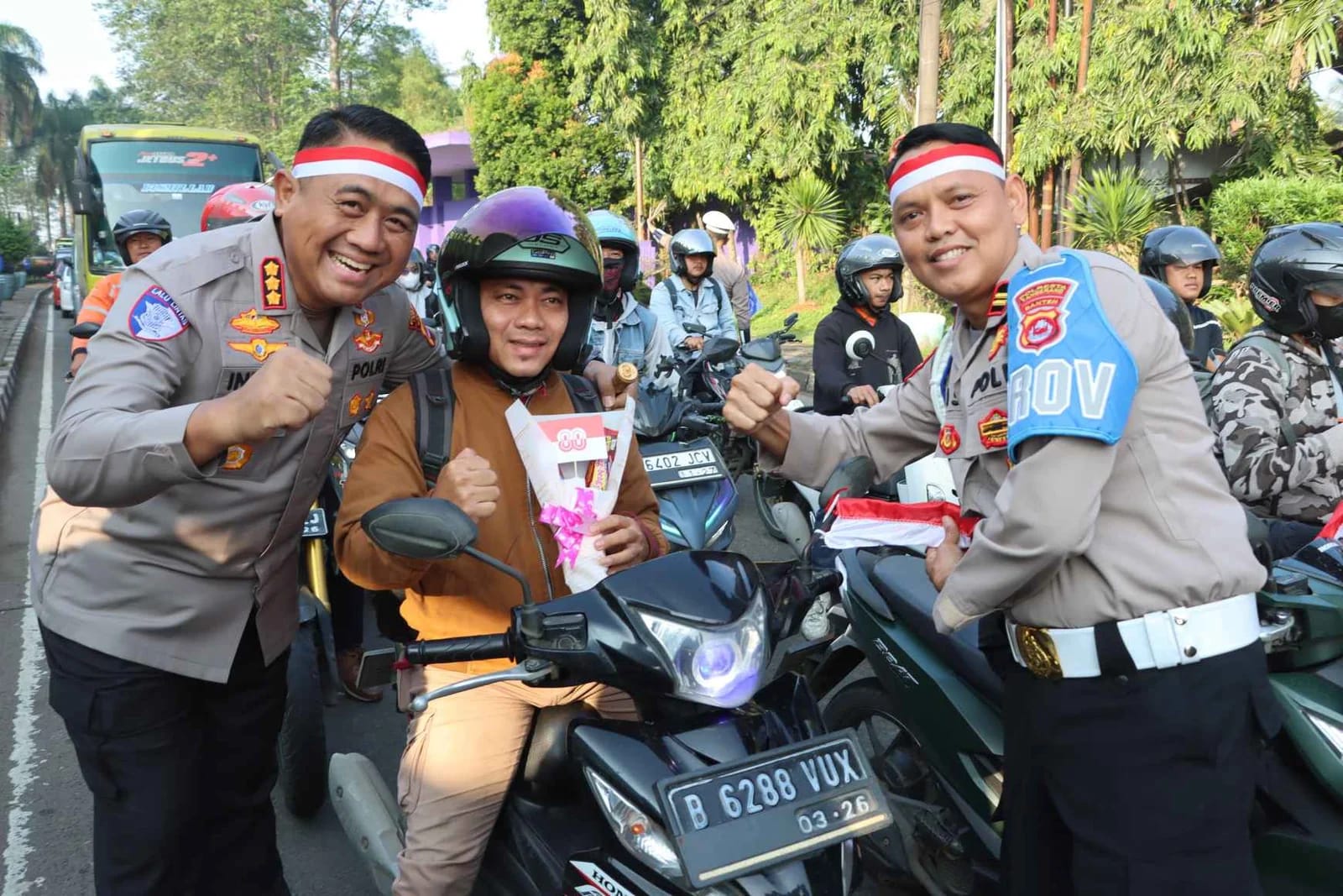 Jelang Hari Kemerdekaan RI, Kapolresta Tangerang Bagikan Bendera Merah Putih kepada Pengguna Jalan