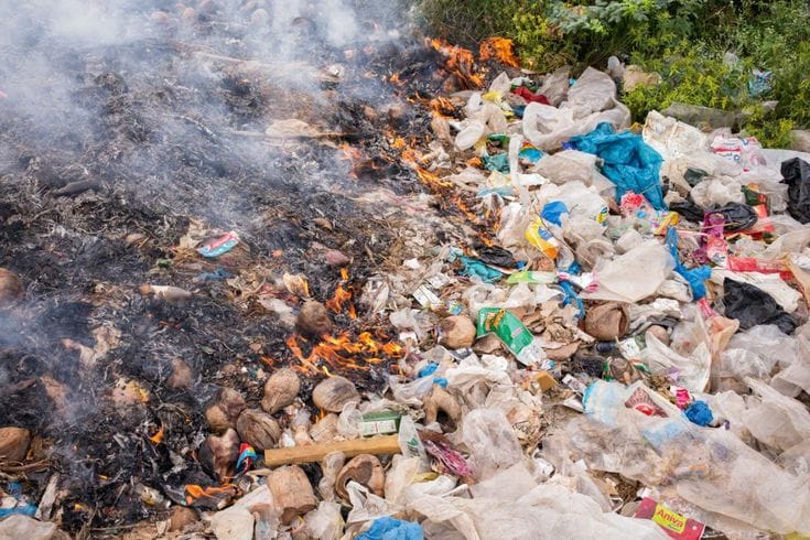 PERUSAHAAN DI KECAMATAN KEMIRI BAKAR SAMPAH, SATPOL PP TUTUP MATA