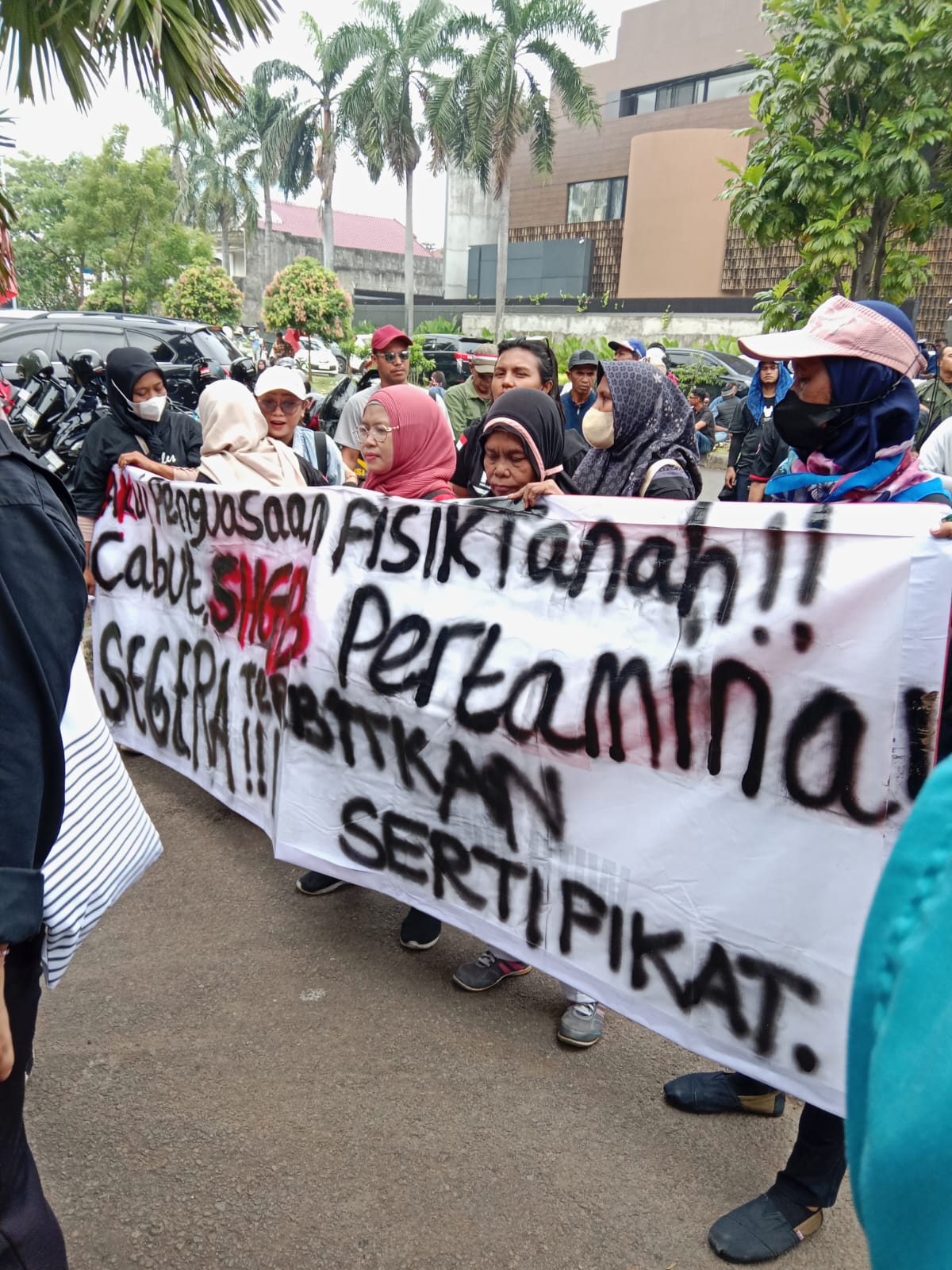 WARGA KAPUK DEMO MENUNTUT BPN TERBITKAN SERTIFIKAT TANAH