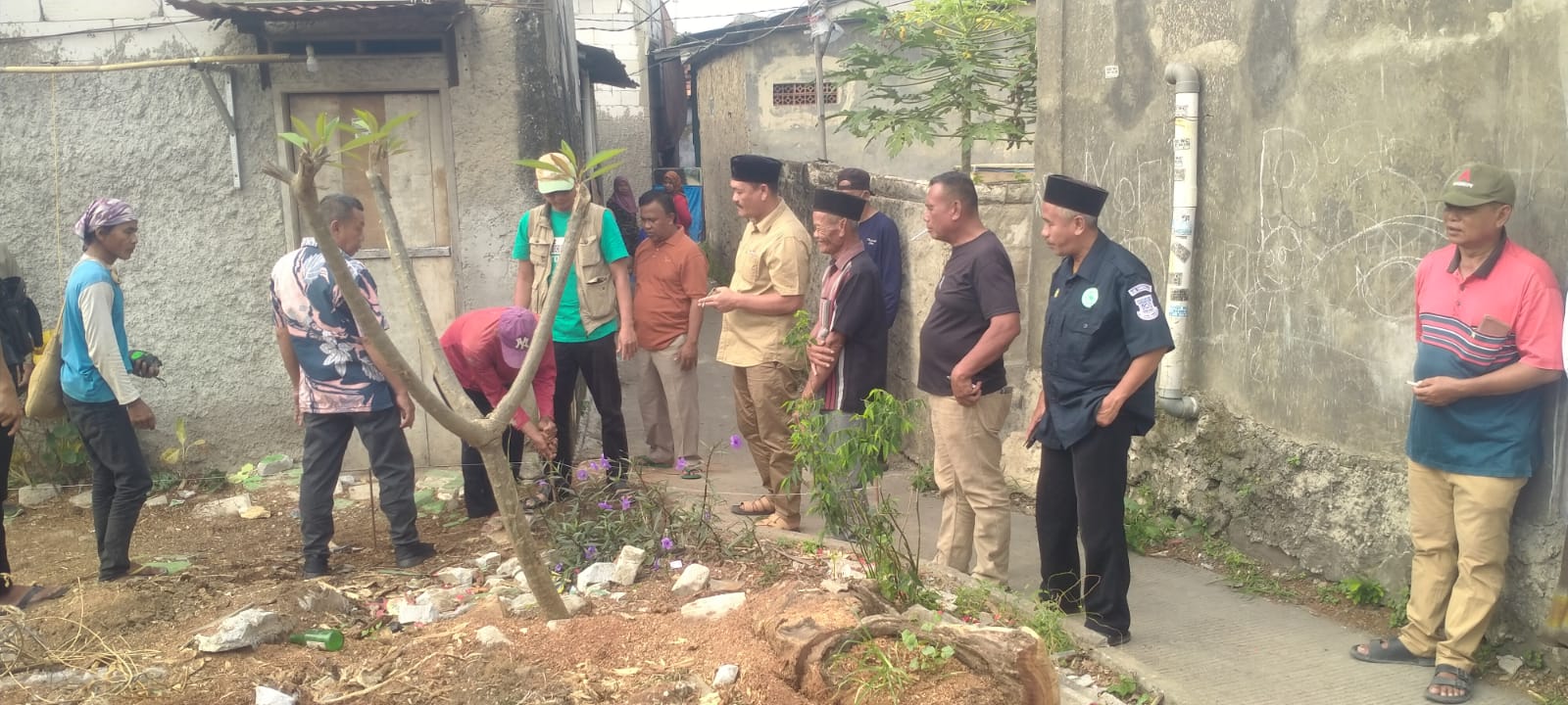 H.Maskota Hjs SE Peletakan Batu Pertama Pembangunan Penataan Makam Keramat Buyut Saji Desa Belimbing