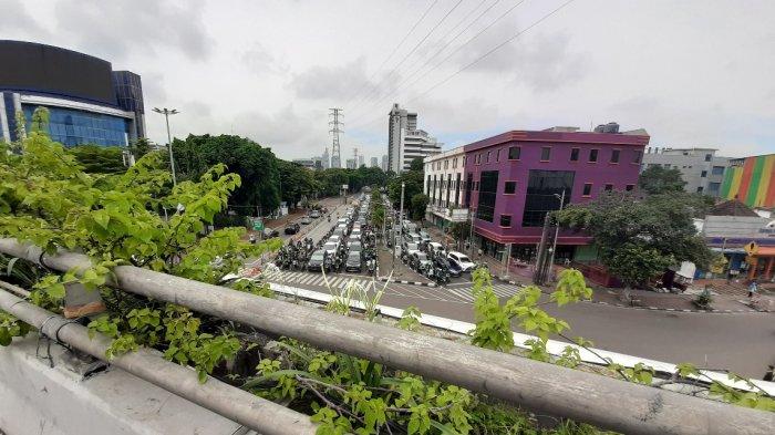 KENDARAAN MENUMPUK DI FLYOVER SENEN DAMPAK DEMONSTRASI