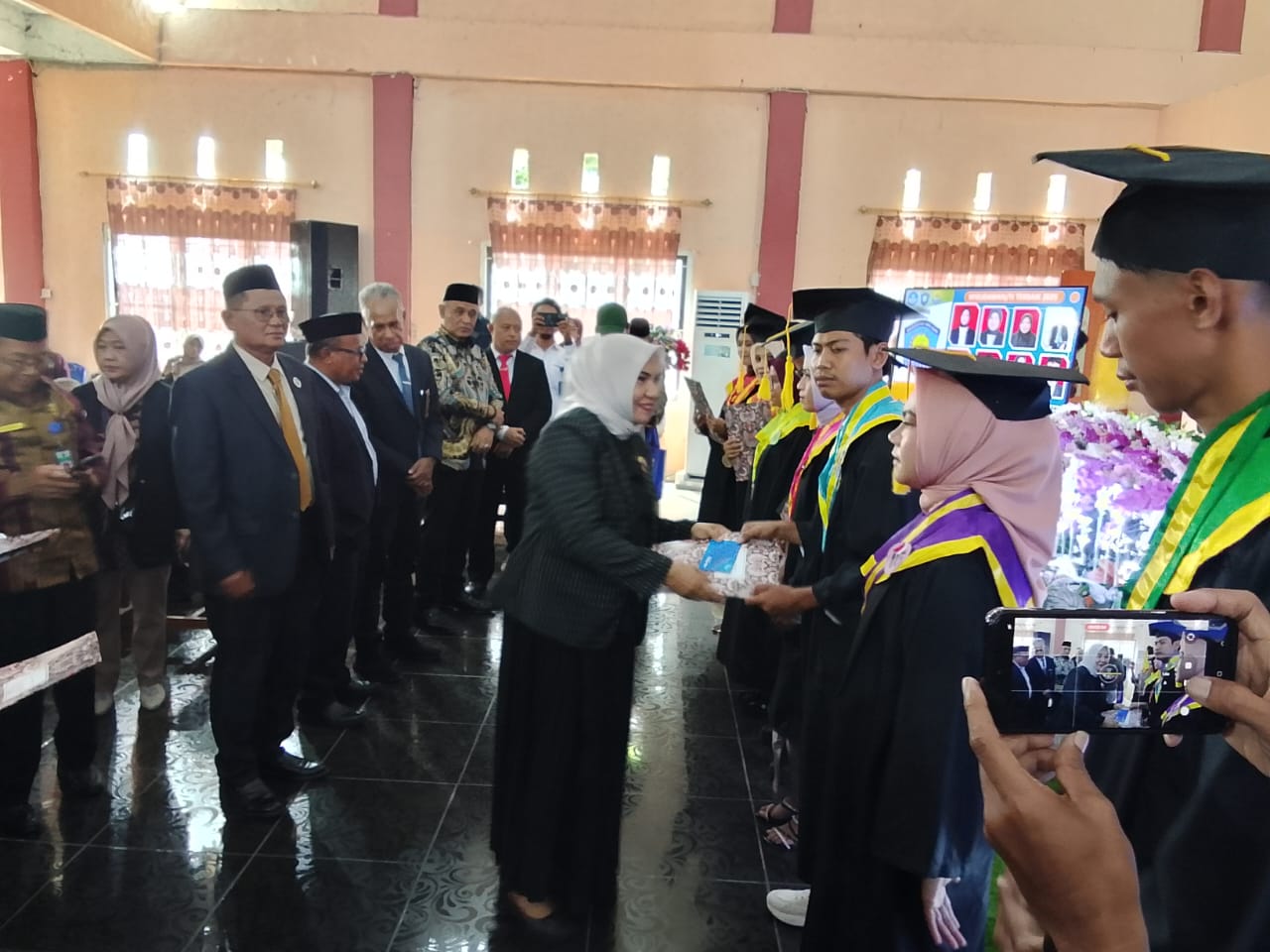 Rektor Universitas Iqra Buru Ajak Wisudawan XIX 2025 Mengabdi untuk Daerah dan Bangsa