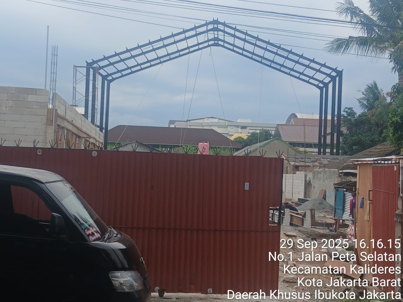 PROYEK PEMBANGUNAN LAPANGAN PADEL DI Jl PETA UTARA KALIDERES, TIDAK MENGANTONGI IZIN