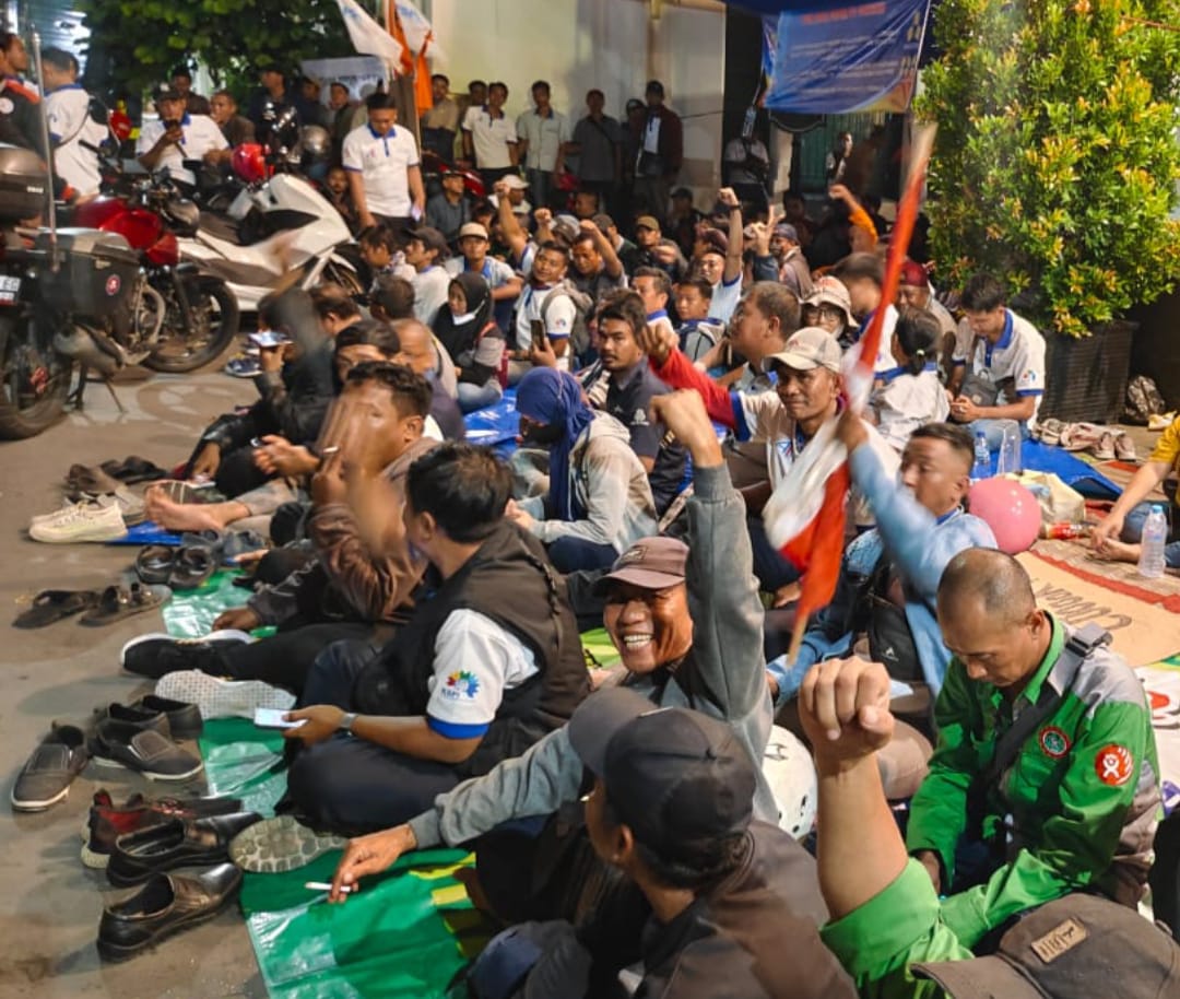 FSPMI Jawa Timur Gelar Aksi Demo 11 hari Berturut turut Menduduki Kemenkum HAM FSPMI Jawa Timur Gelar Aksi Demo 11 hari Berturut turut Menduduki Kemenkum HAM